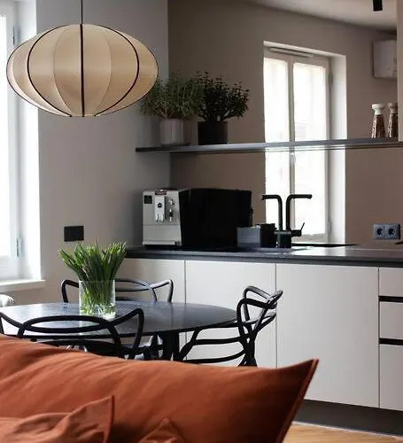 Apartamento New Chic & Minimal Old Town Flat